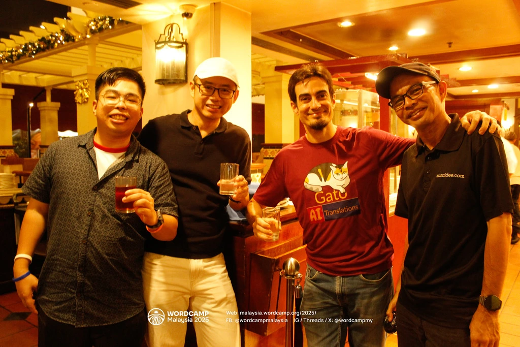 Leo e gli organizzatori del WordCamp Malaysia Dee, Ben e YL alla festa degli speaker